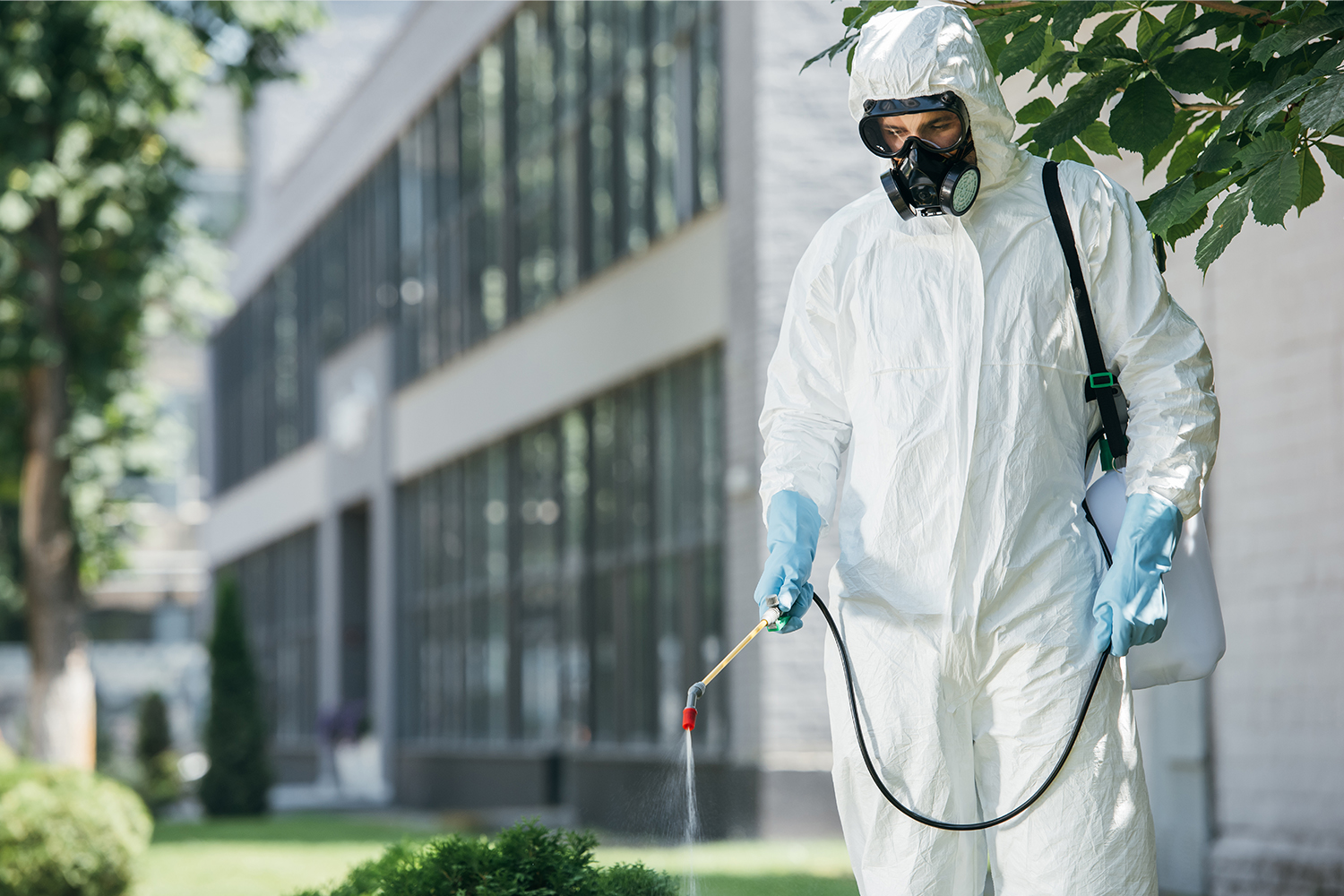 pest-control-worker-in-uniform-and-respirator-spra-2026-01-06-00-44-26-utc